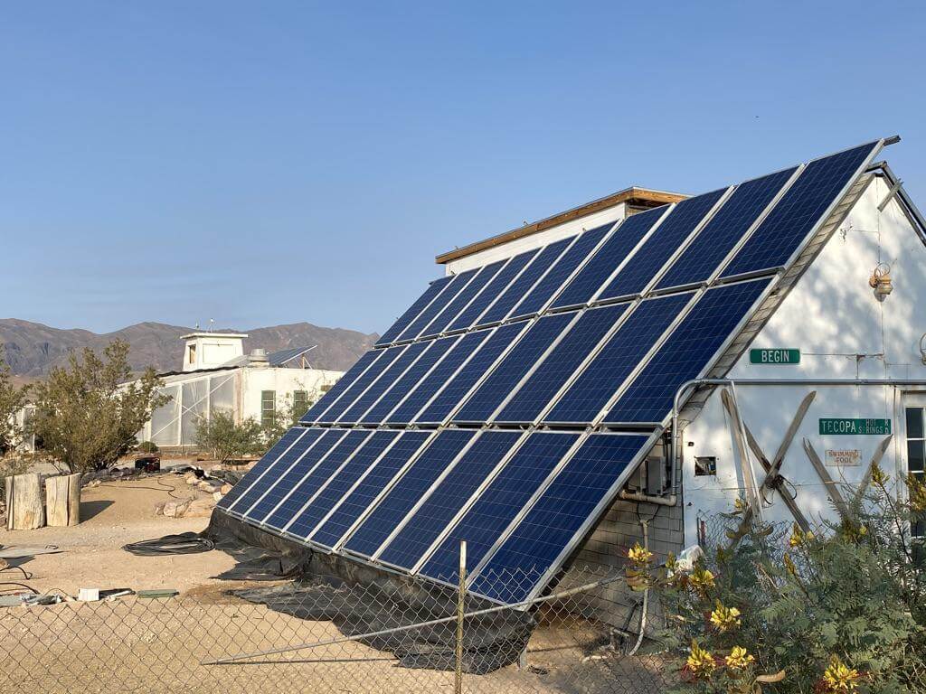 Chalet – solar-powered structure with a water tank and apartment